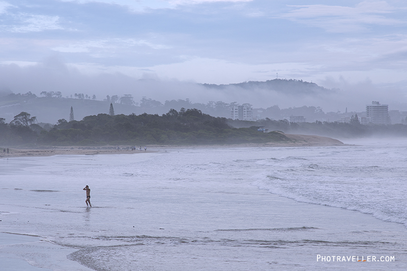 朝靄のコフスハーバー　ジェティービーチ　Hazy morning at Coffs Harbour Jetty Beach