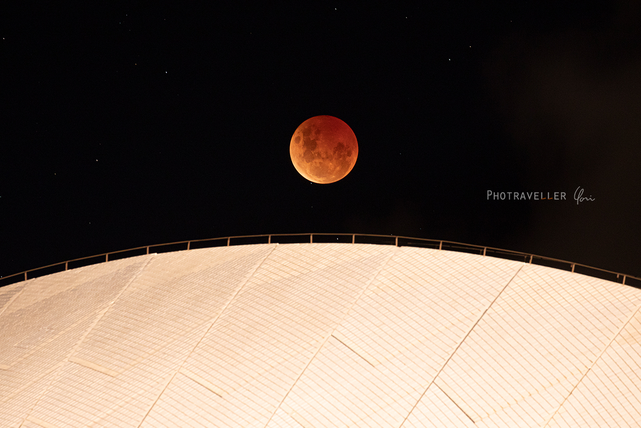 オペラハウスと皆既月食_Opera House and total lunar eclipse