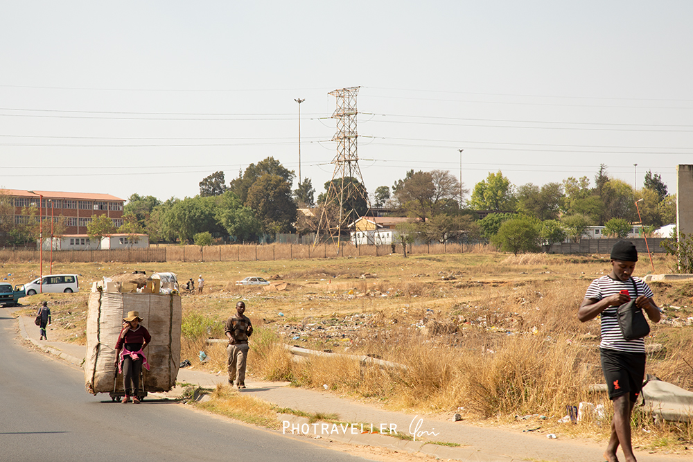 アフリカ 旅行記 南アフリカ  SOWETO　歩く人たち
